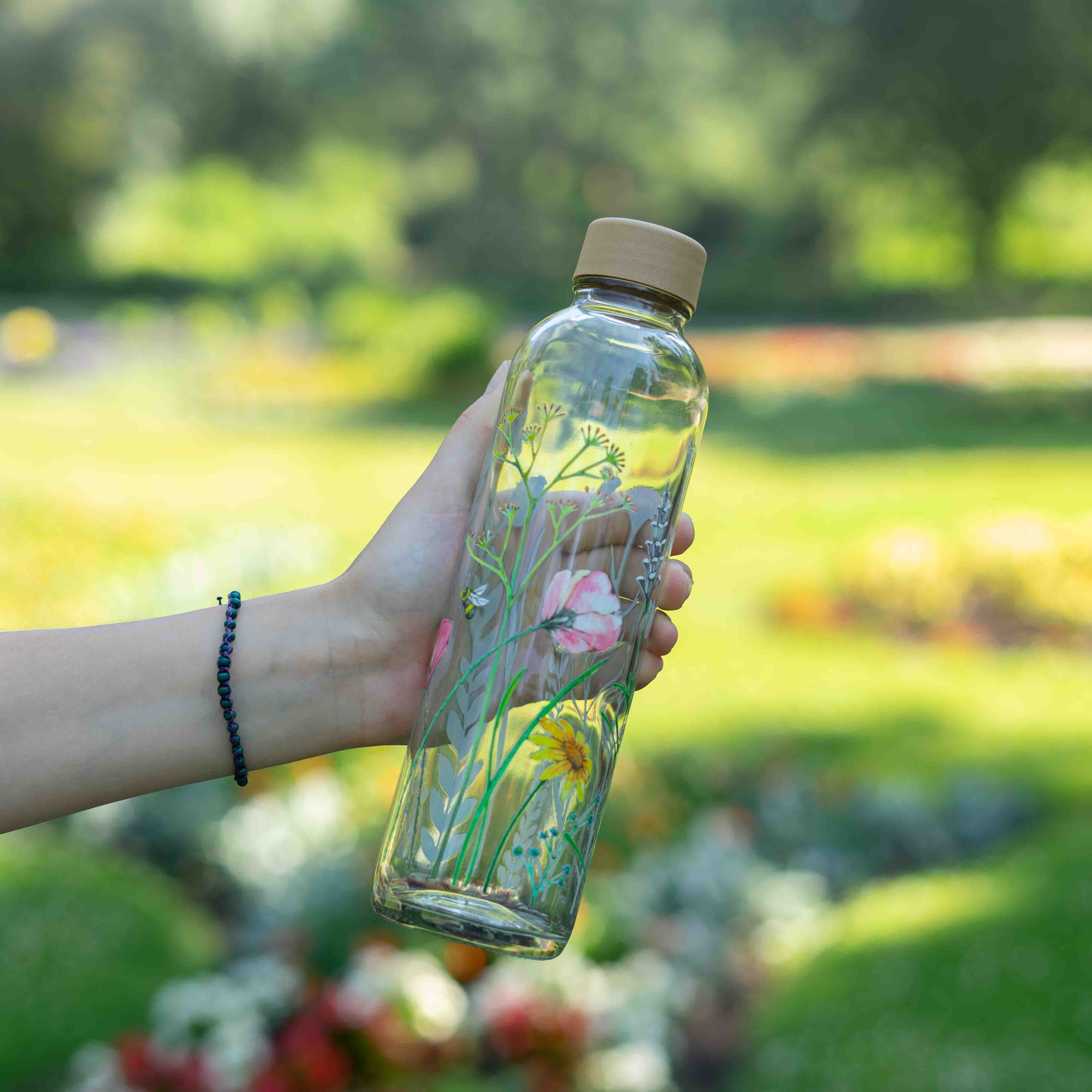 Let the Bees be CARRY Trinkflasche spendet für ein Viertel m2 Blumenwiese