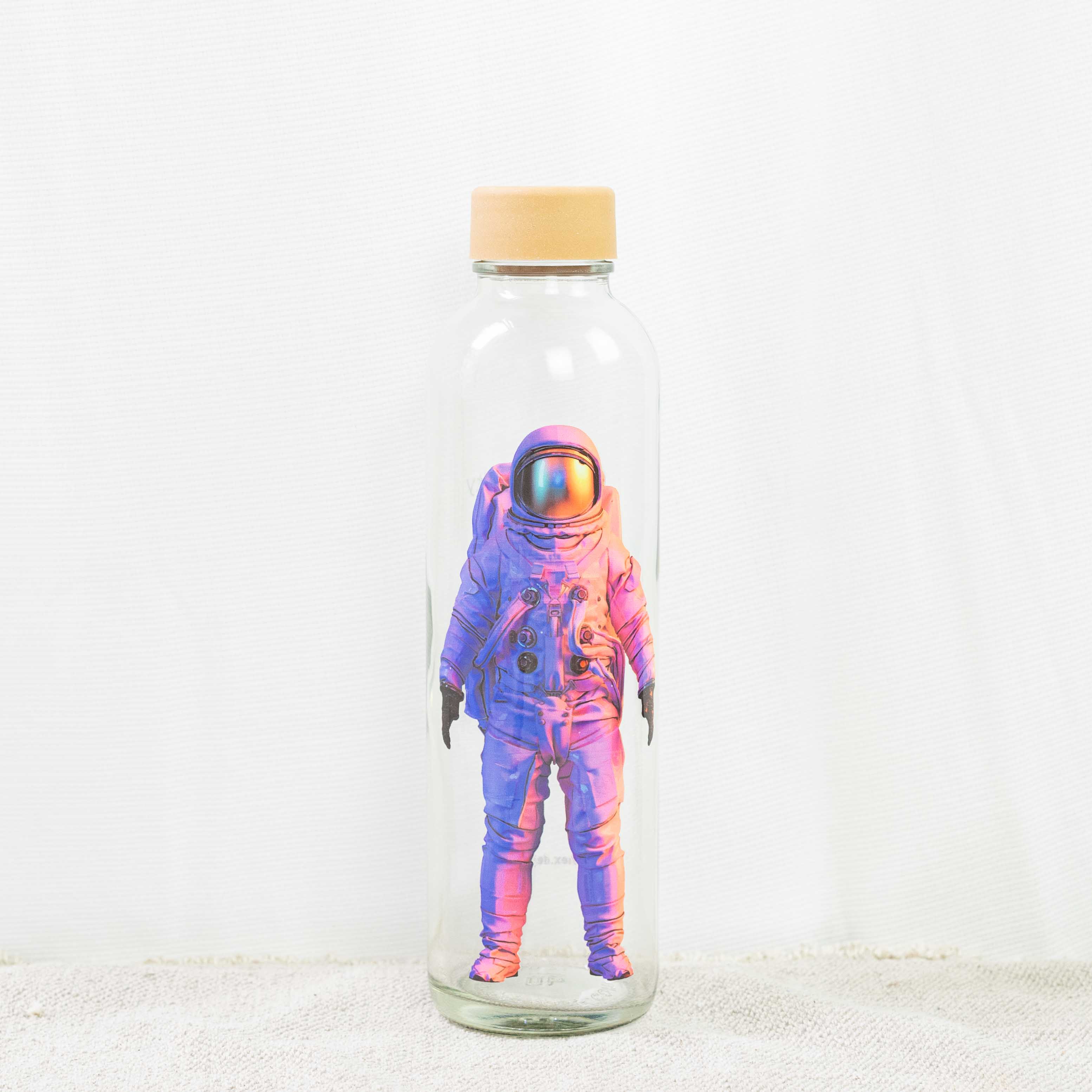 Referenzprojekt für personalisierte Trinkflaschen 700ml von Carrybottles. Ein bunter Digitaldruck mit Astronautenmotiv.