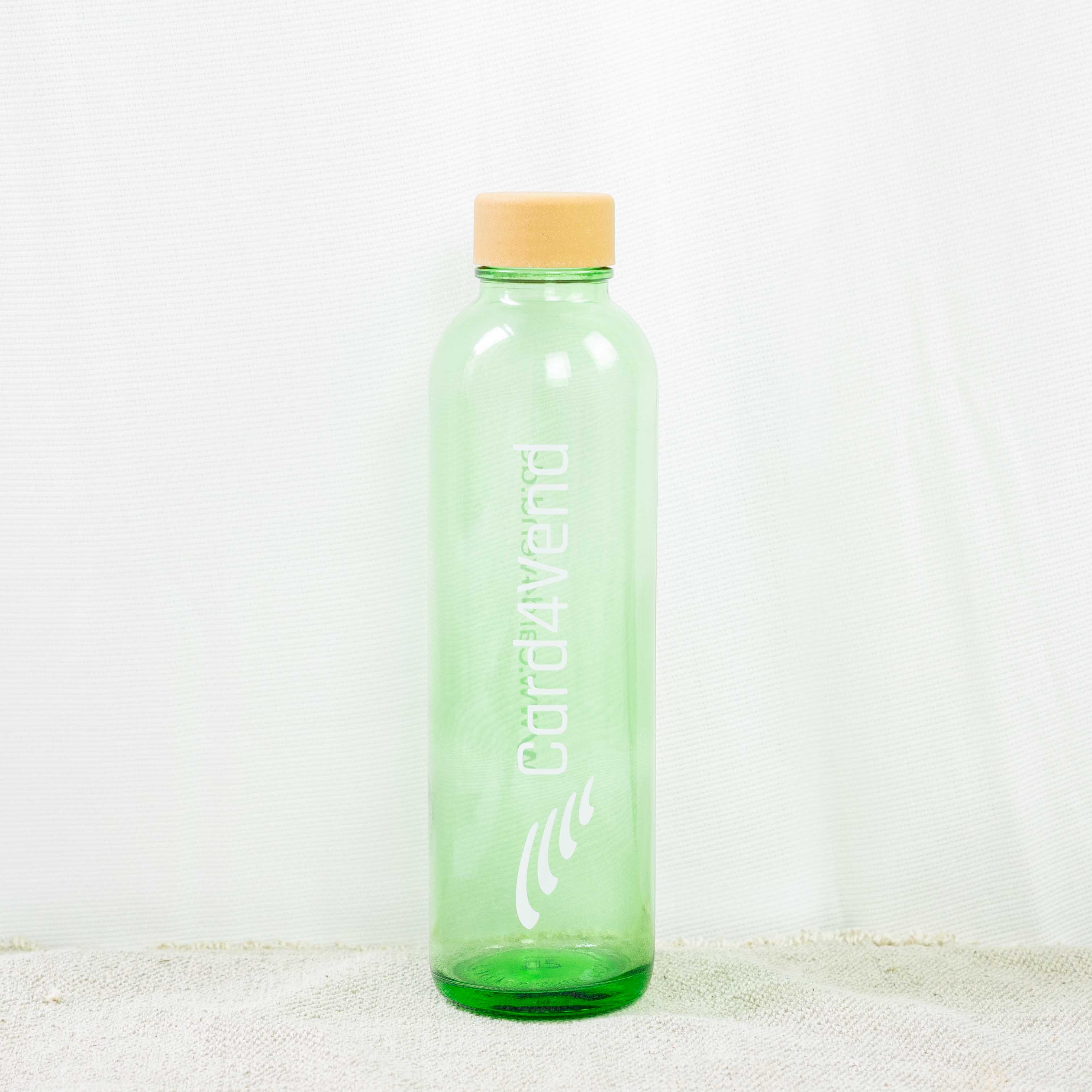 Referenzprojekt für personalisierte Trinkflaschen 700ml aus grünem Glas, recycelt & nachhaltig von Carrybottles