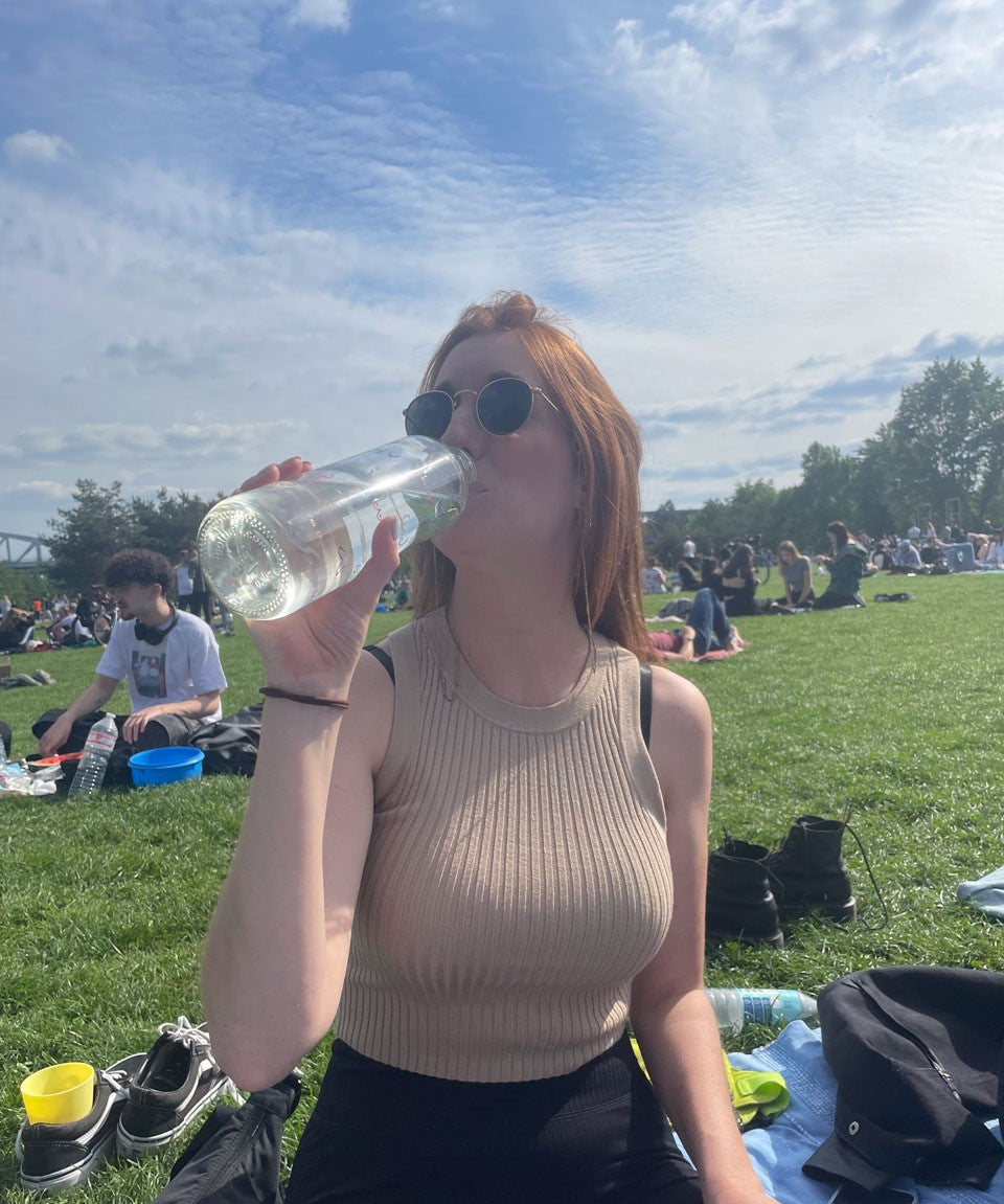 700ml Trinkflasche aus Glas – stilvoller Begleiter fürs Picknick im Park
