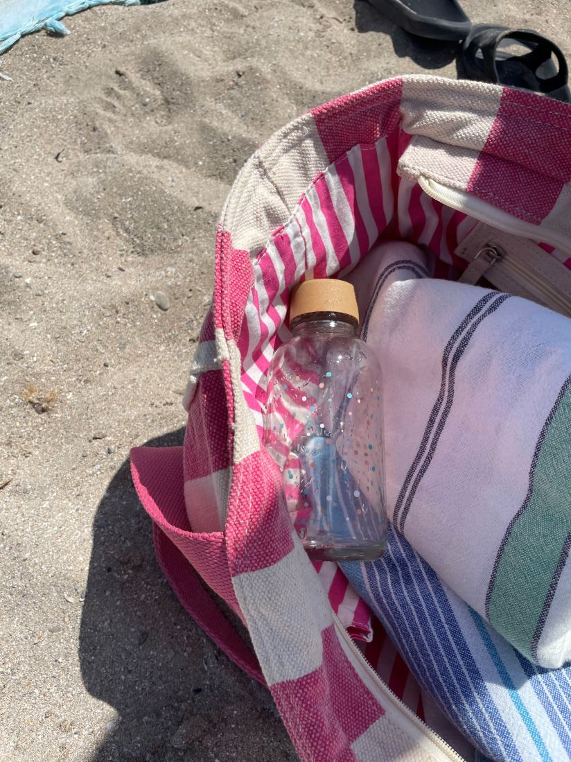 Kleine 400ml Trinkflasche aus Glas beim Lesen am Strand – nachhaltiger Begleiter für unterwegs