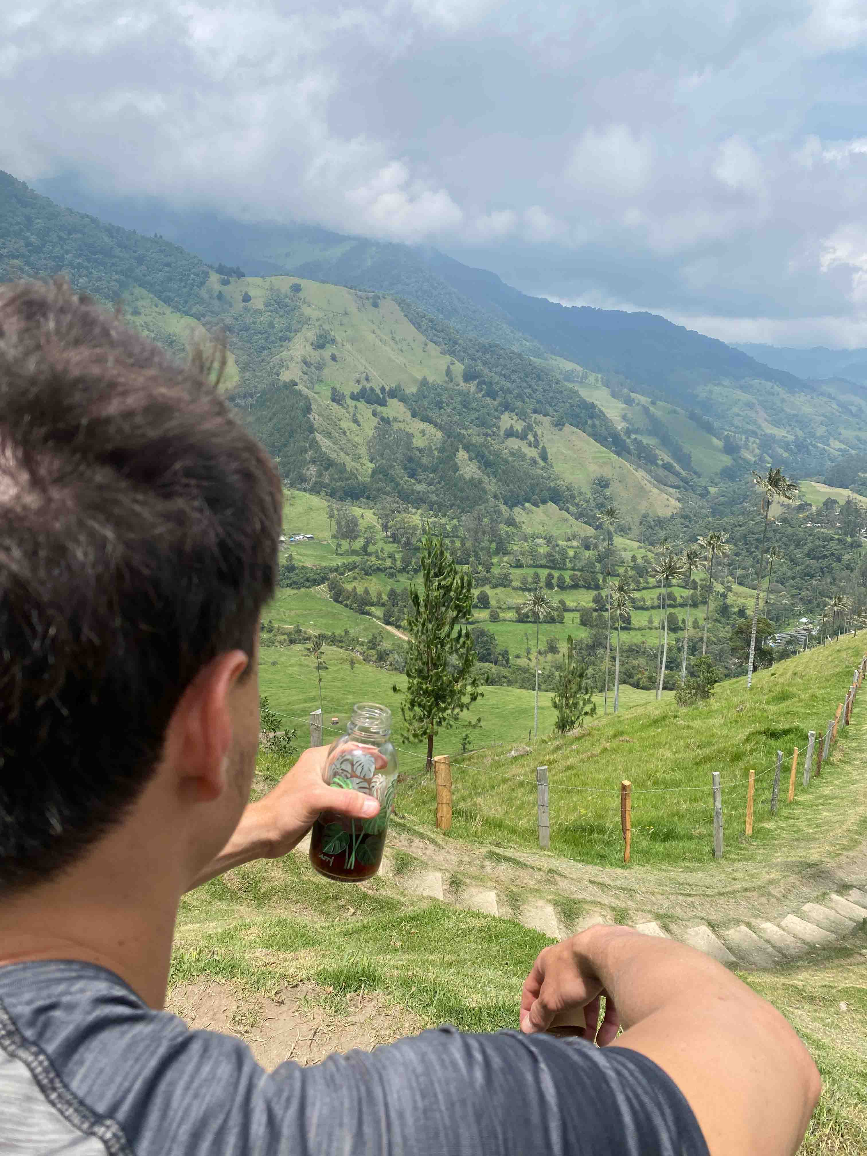 Kleine Trinkflasche für unterwegs und Kaffee ToGo beim wandern in den Bergen