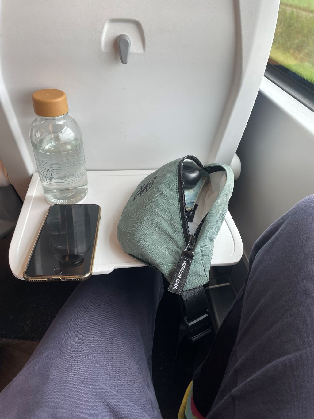 Kleine 400ml Trinkflasche aus Glas beim Reisen – nachhaltiger Begleiter für unterwegs