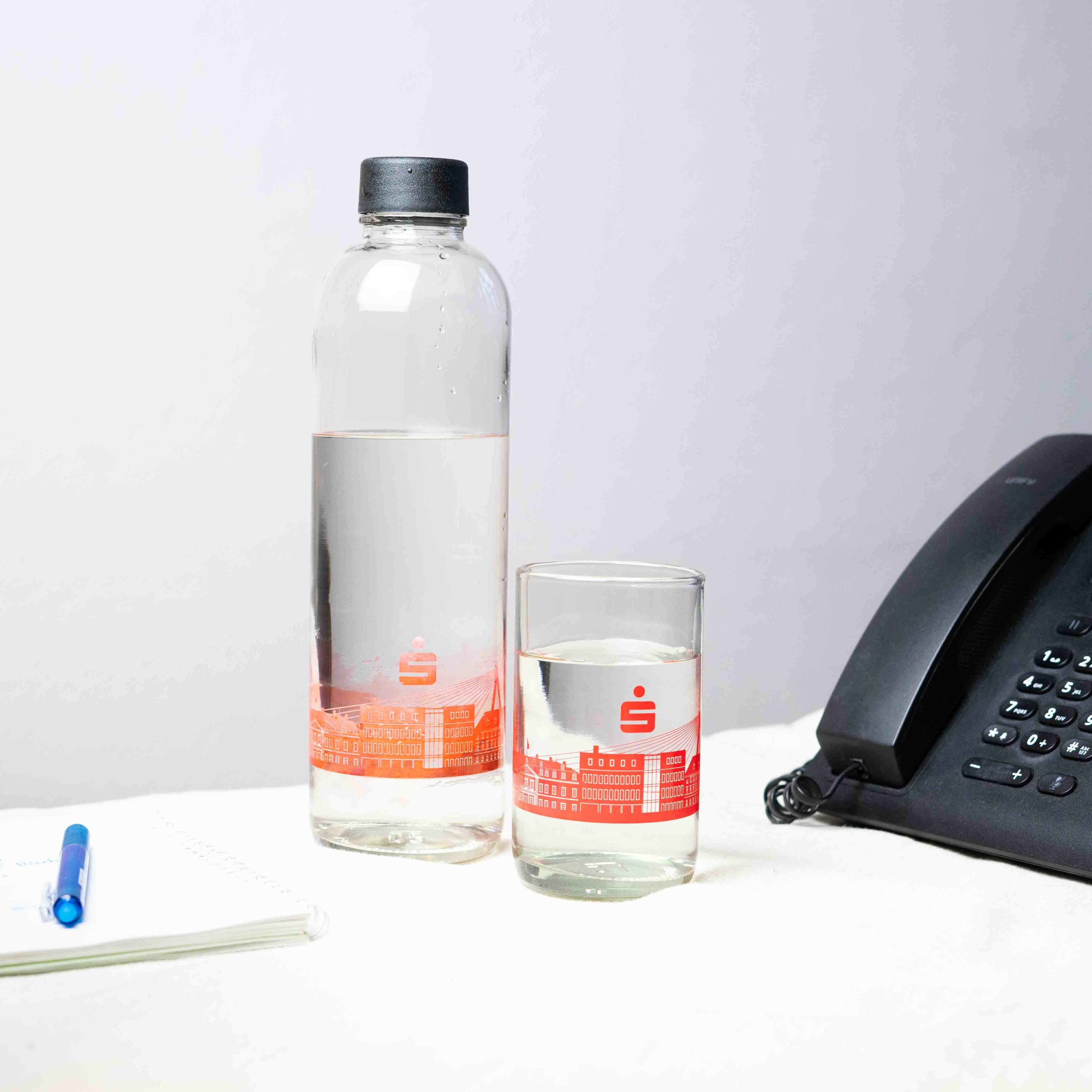 Personalisierte CARRY Bottles Trinkflasche mit Druck und passendem Trinkglas