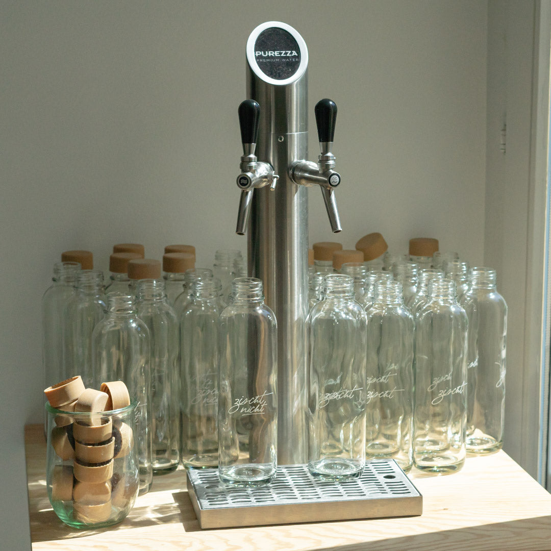 Nachhaltige Glas-Trinkflaschen von CarryBottle mit individuellem Druck – praktische Wasserkaraffe im Restaurant