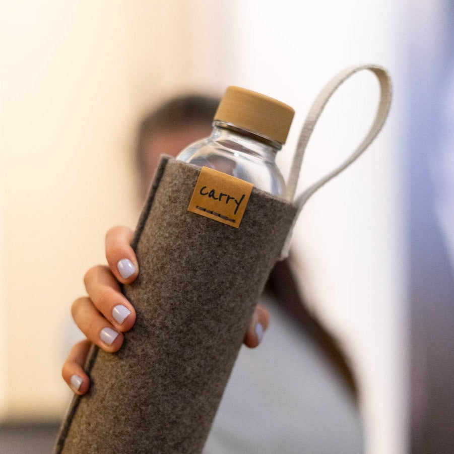 Recycelte CARRY Schutzhülle 0,7L in natur-farben mit Trageschlaufe