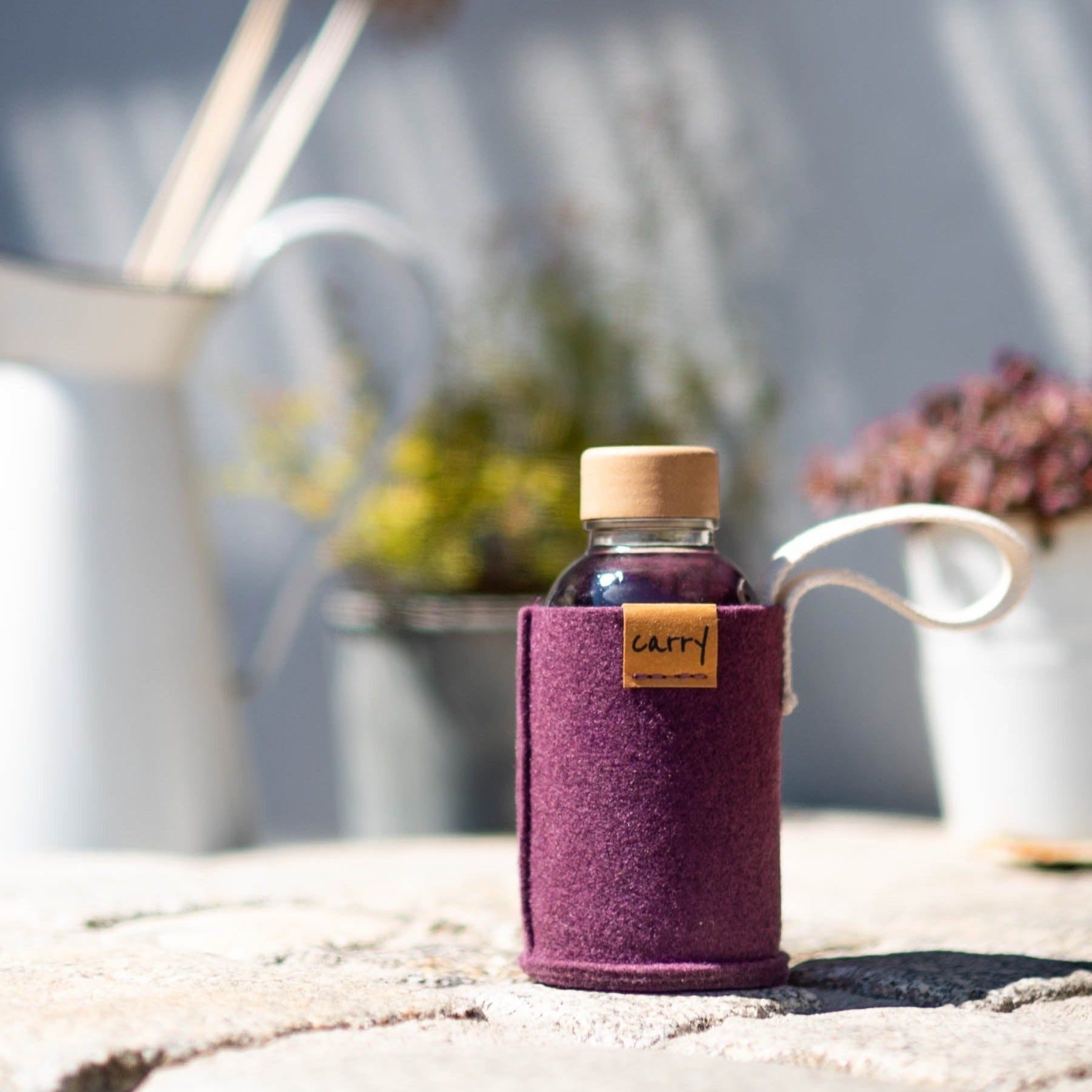 CARRY Schutzhülle in Mauve-lila für kleine 0,4L Glasflaschen für unterwegs