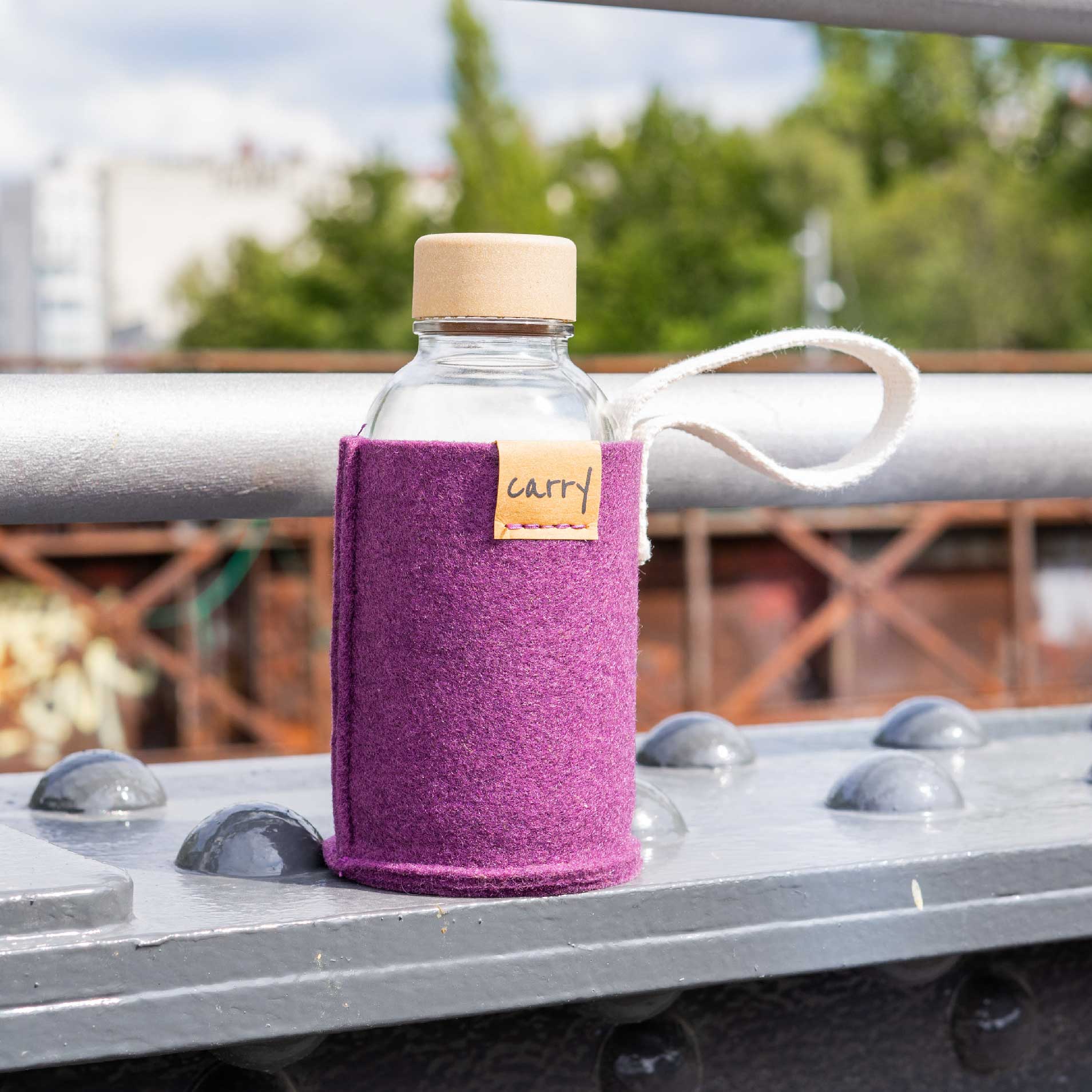 CARRY Schutzhülle in Mauve-lila für kleine 0,4L Glasflaschen für unterwegs
