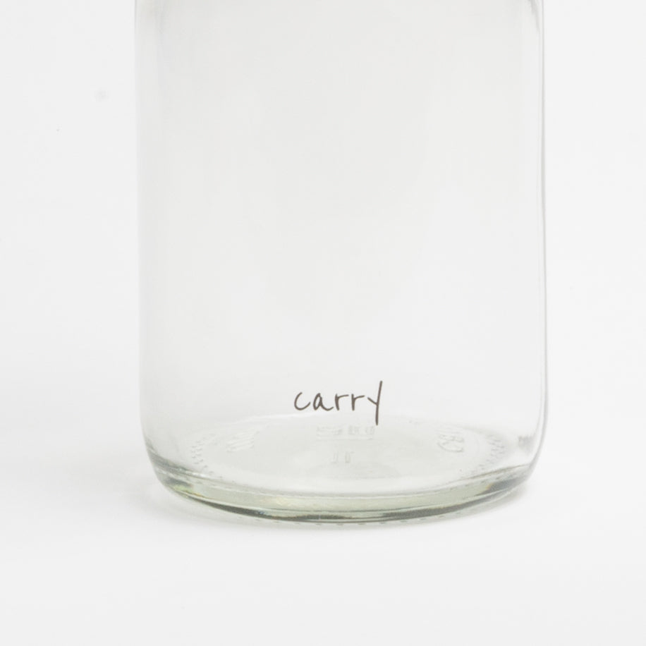 Pure CARRY Glasflasche mit schlichtem Logodruck und robustem Flaschenboden