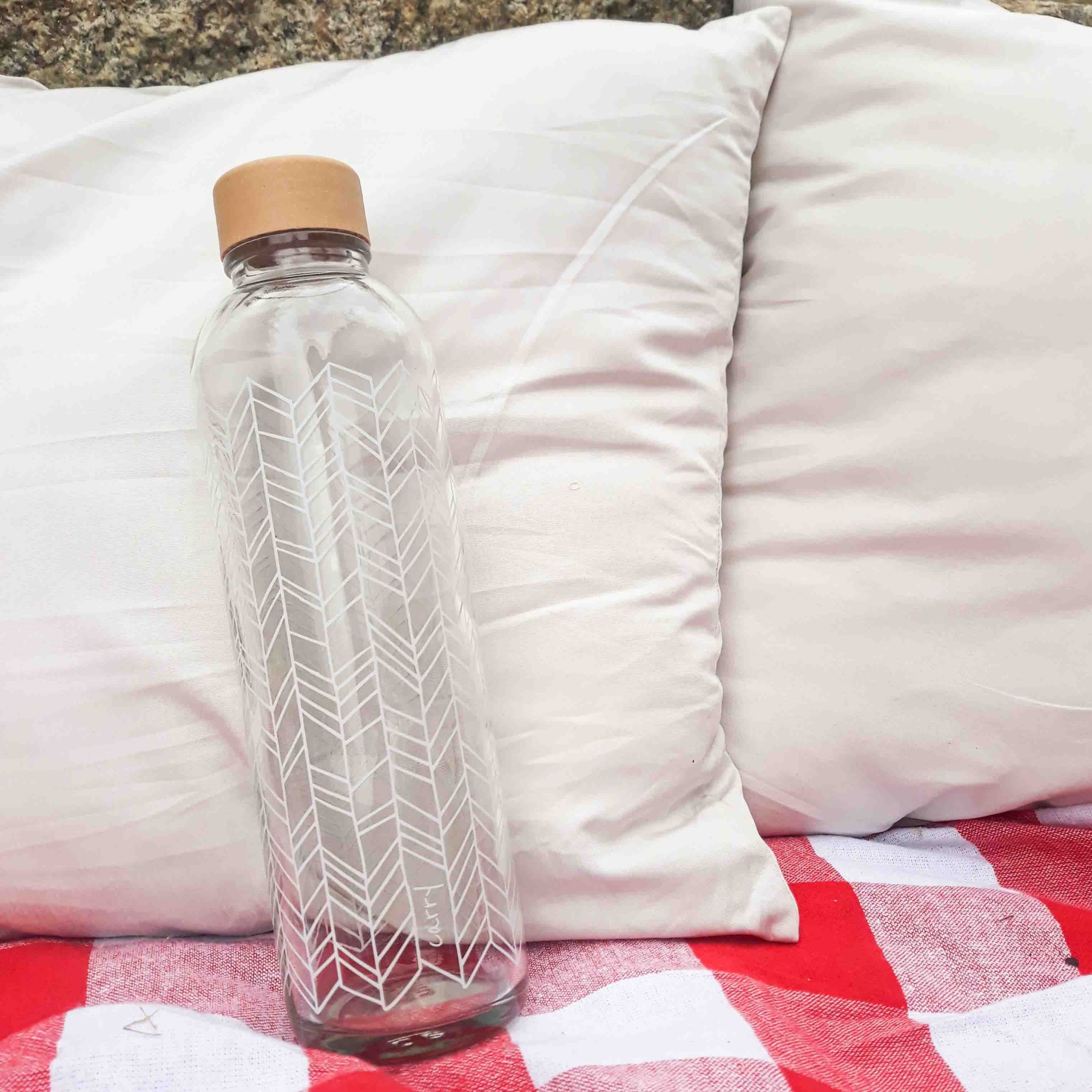 Structure of Life CARRY Wasserflasche mit geometrischem weißen Motiv und nachhaltigem Schraubverschluss