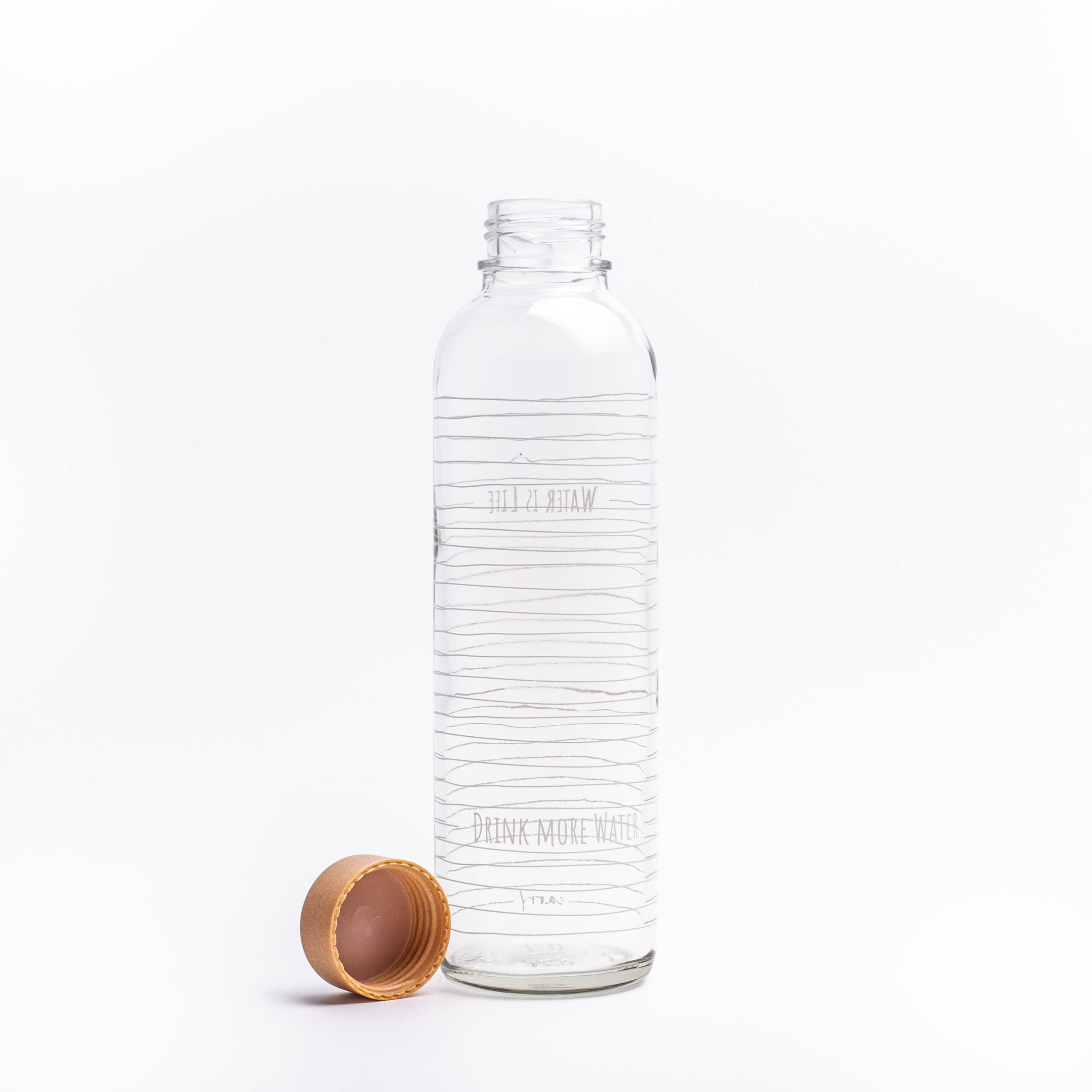 Glastrinkflasche mit weißen Linien und Spruch Wasser ist Leben und Verschluss links