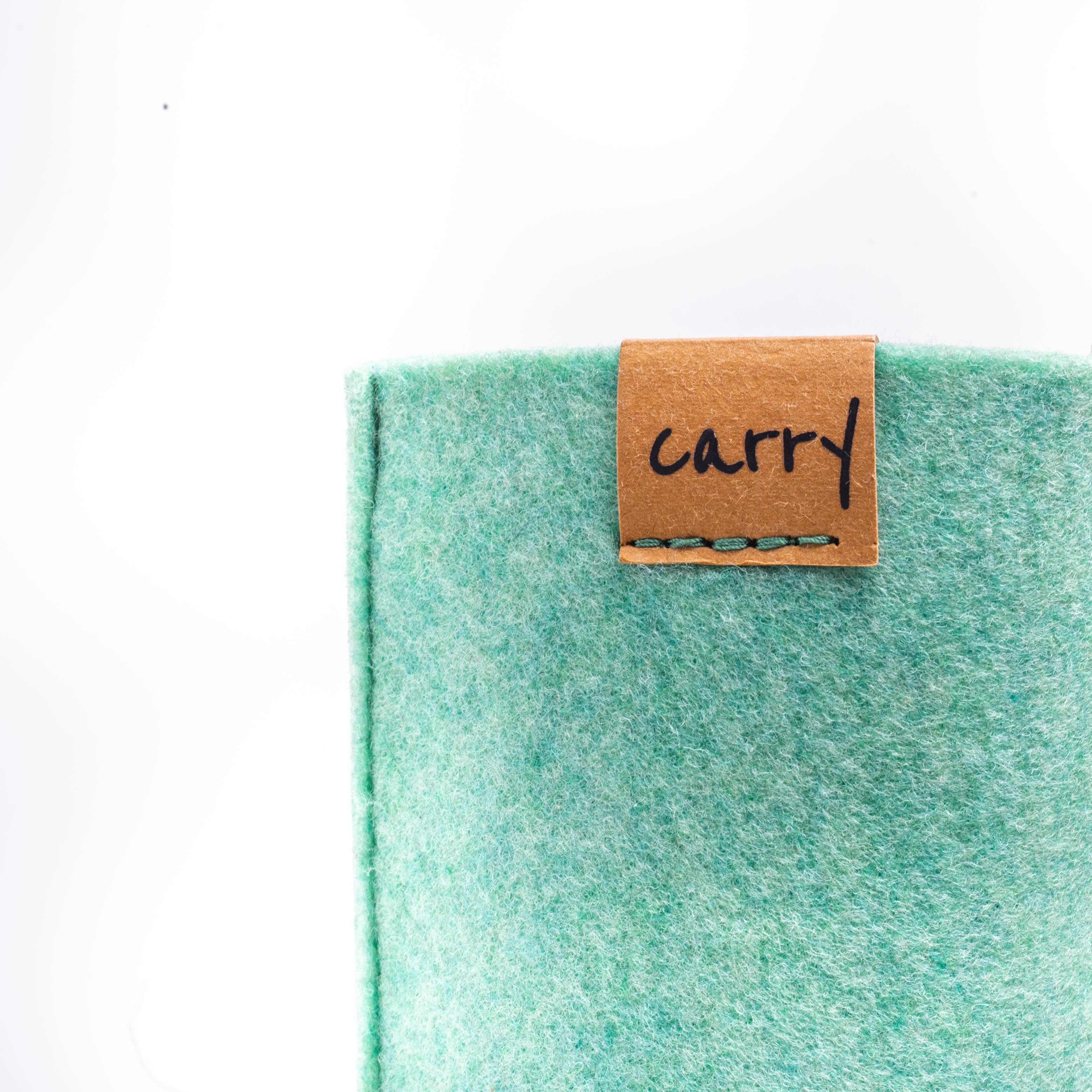 Naht und Logo an der CARRY Schutzhülle in minze aus einem Filz aus recyceltem PET