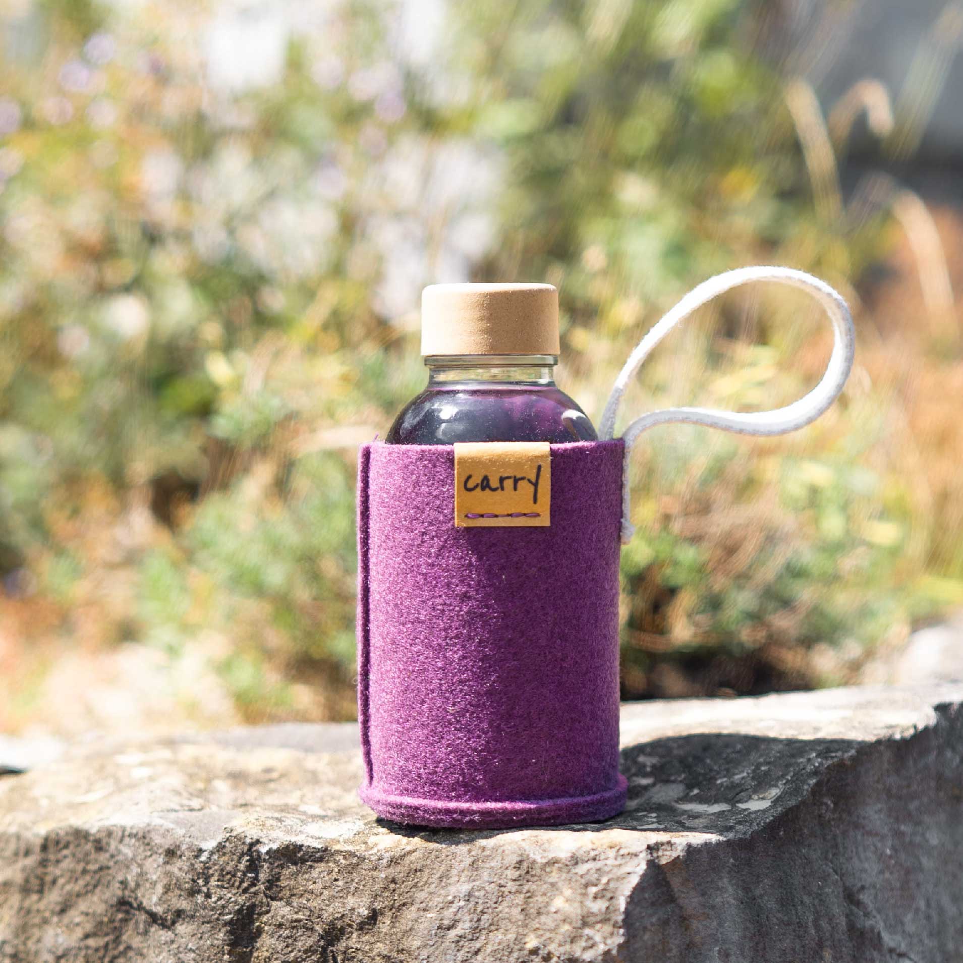 CARRY Schutzhülle in Mauve-lila für kleine 0,4L Glasflaschen für unterwegs