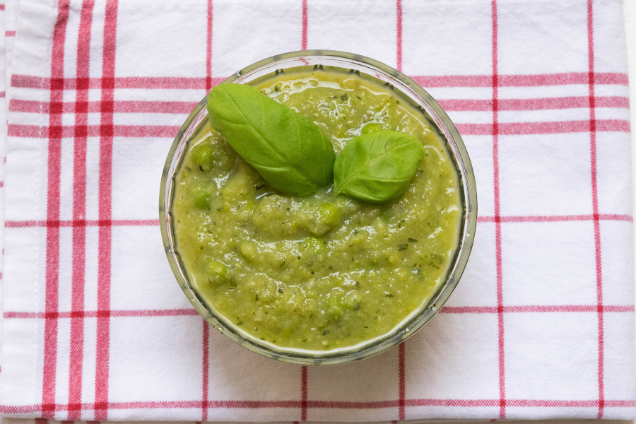 Leichte Zucchini-Erbsen-Suppe