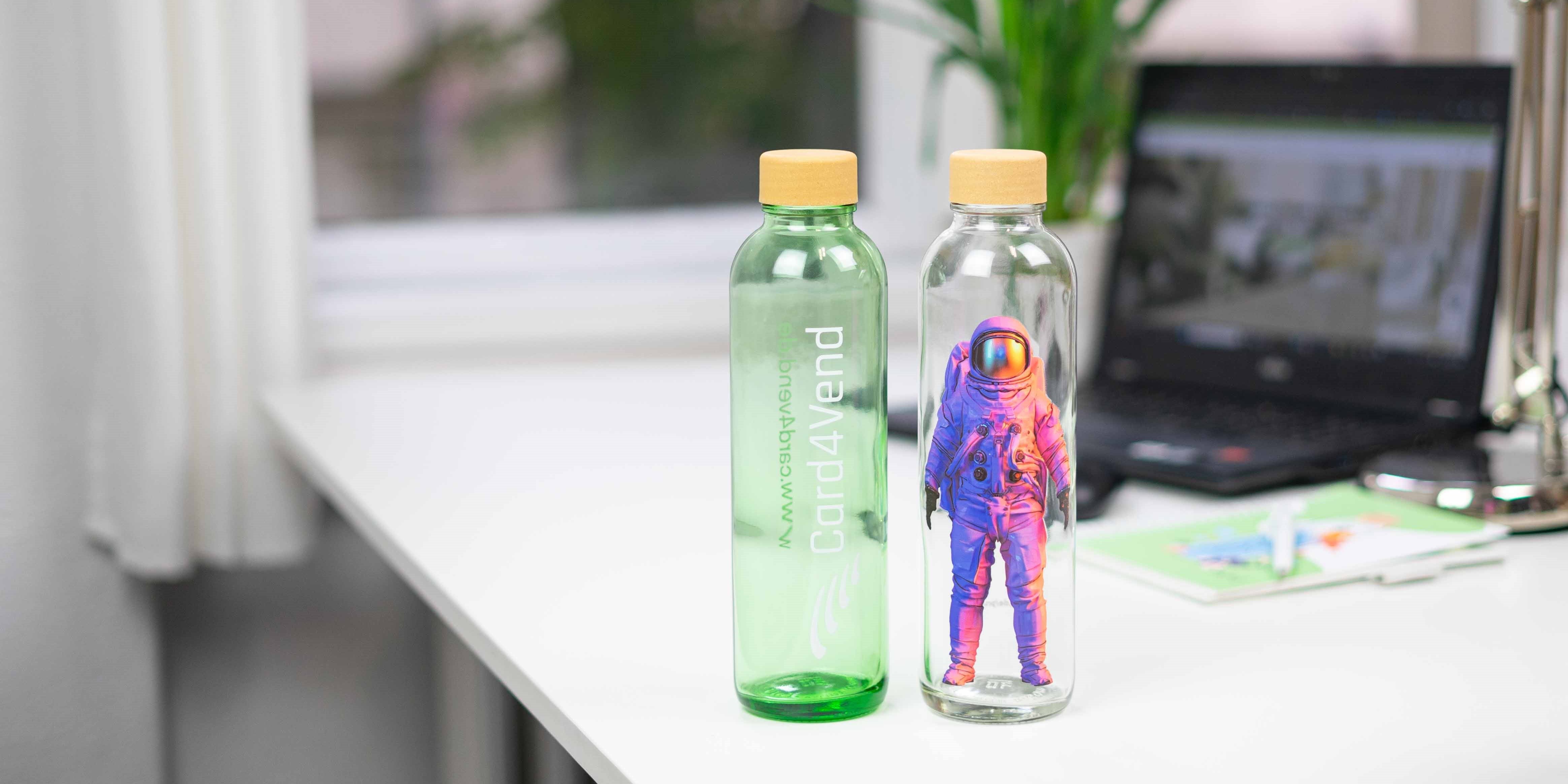 Nachhaltige Glas-Trinkflasche von CarryBottle mit personalisiertem Druck – ideal als Geschenk oder Werbeartikel