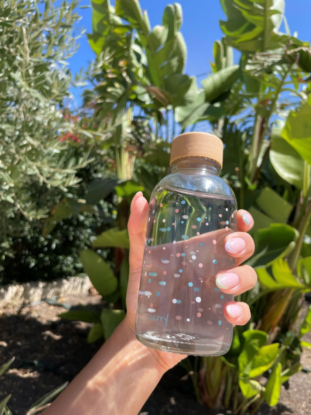 Kleine 400ml Trinkflasche aus Glas mit süßem Punkt-Motiv – nachhaltiger Begleiter für unterwegs