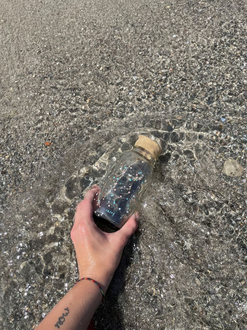 Kleine 400ml Trinkflasche aus Glas am Strand  – nachhaltiger Begleiter für unterwegs