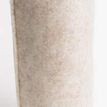 Load image into Gallery viewer, CARRY Trinkflaschen Schutzhülle in beige aus einem Filz aus recyceltem PET