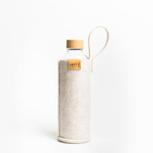 Load image into Gallery viewer, CARRY Schutzhülle für Trinkflaschen aus Glas in beige mit Trageschlaufe für unterwegs