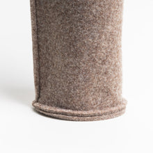 Load image into Gallery viewer, CARRY Schutzhülle 0,7L in natur-farben aus einem Filz aus recycelten PET Flaschen