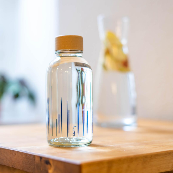 Glastrinkflasche mit horizontalen Linien gefüllt mit Wasser