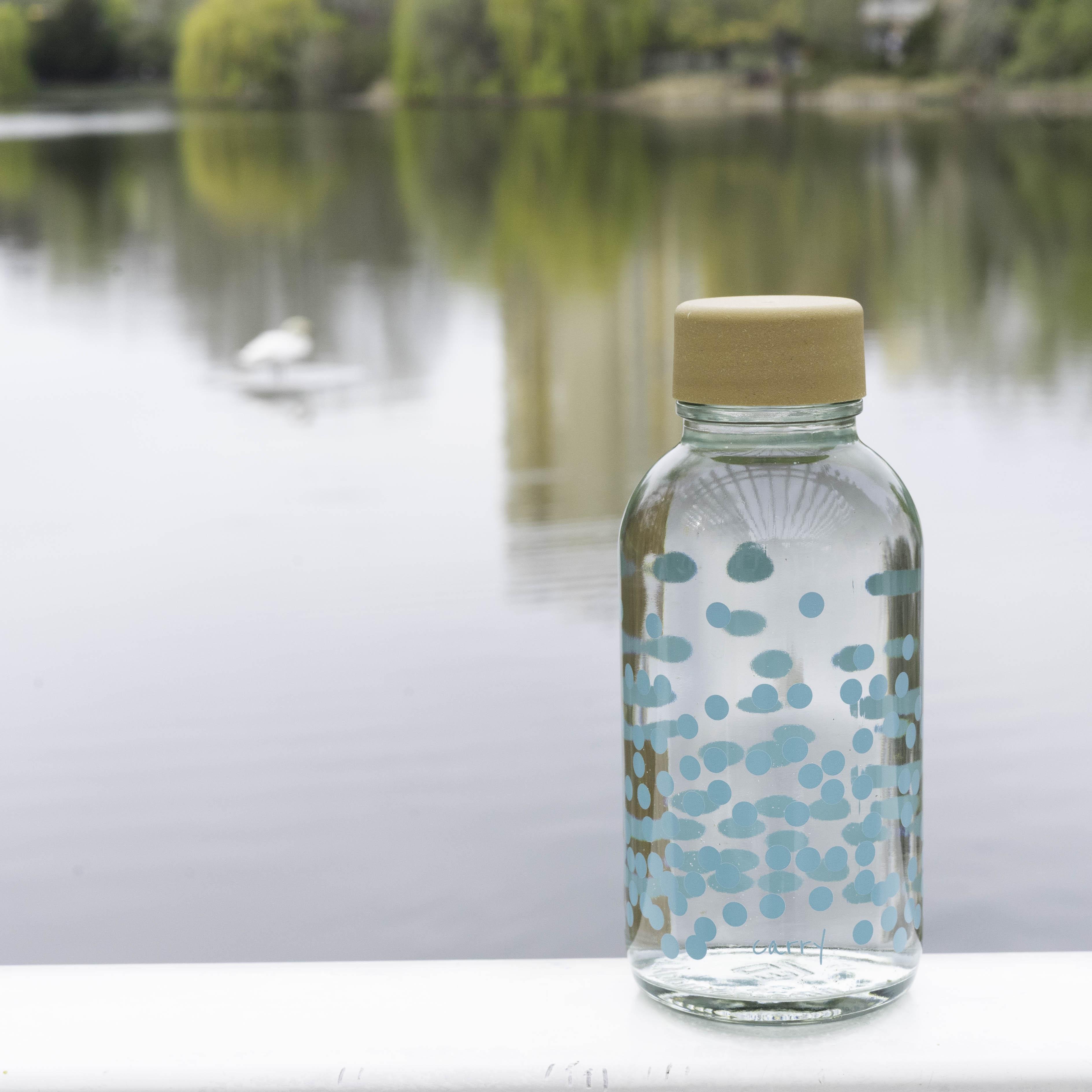 Pure Happiness Trinkflasche aus Glas 0,4L für unterwegs und zum mitnehmen für Kinder geeignet
