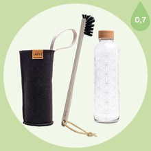 Load image into Gallery viewer, CARRY Bundle Set aus Trinkflasche aus Glas Flower of Life, Flaschenbürste und Schutzhülle schwarz