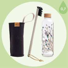 Load image into Gallery viewer, CARRY Bundle Set aus Trinkflasche aus Glas Hanami, Flaschenbürste und Schutzhülle schwarz