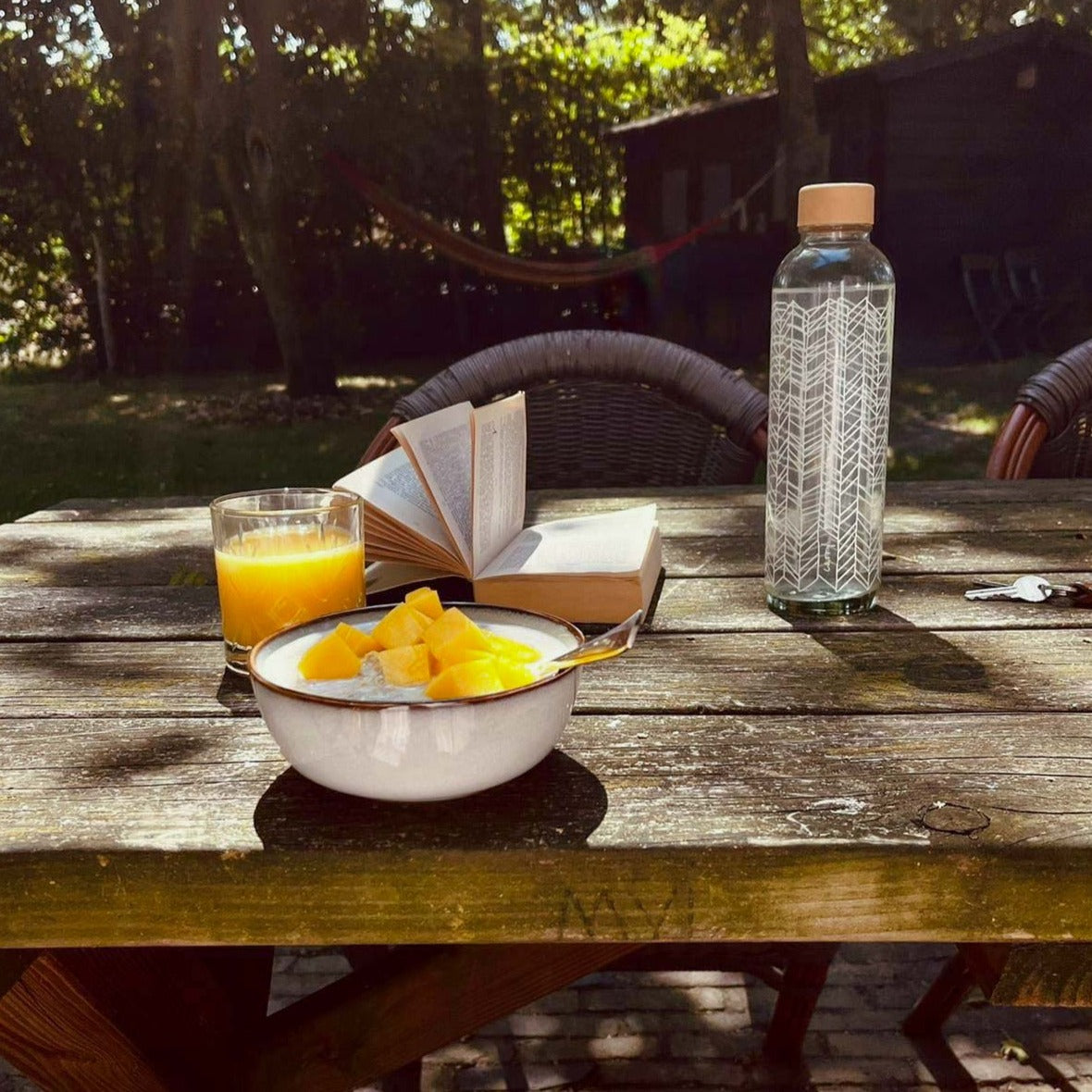 Structure of Life CARRY Trinkflasche mit elegantem weißen Design am gemütlichen Frühstückstisch
