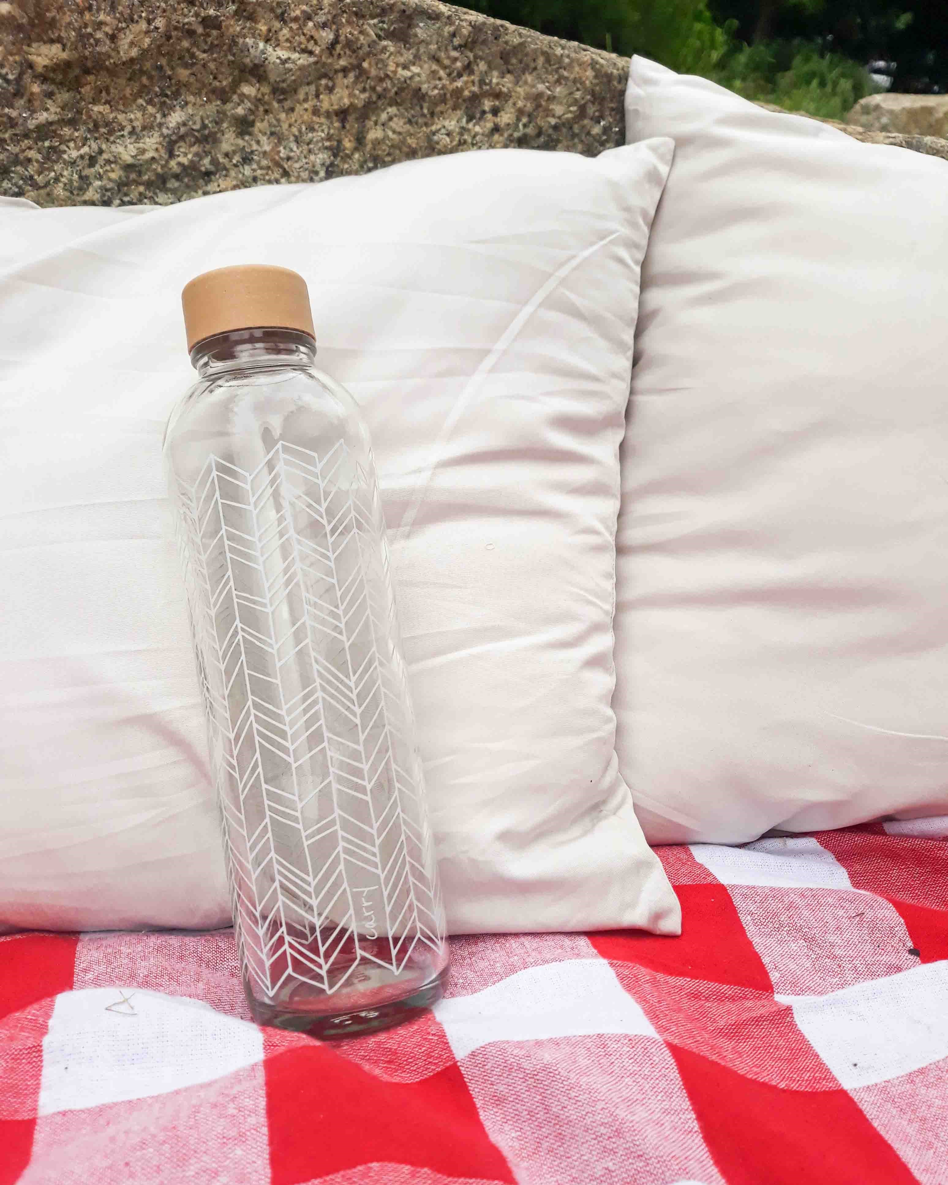 Structure of Life CARRY Wasserflasche mit geometrischem weißen Motiv und nachhaltigem Schraubverschluss