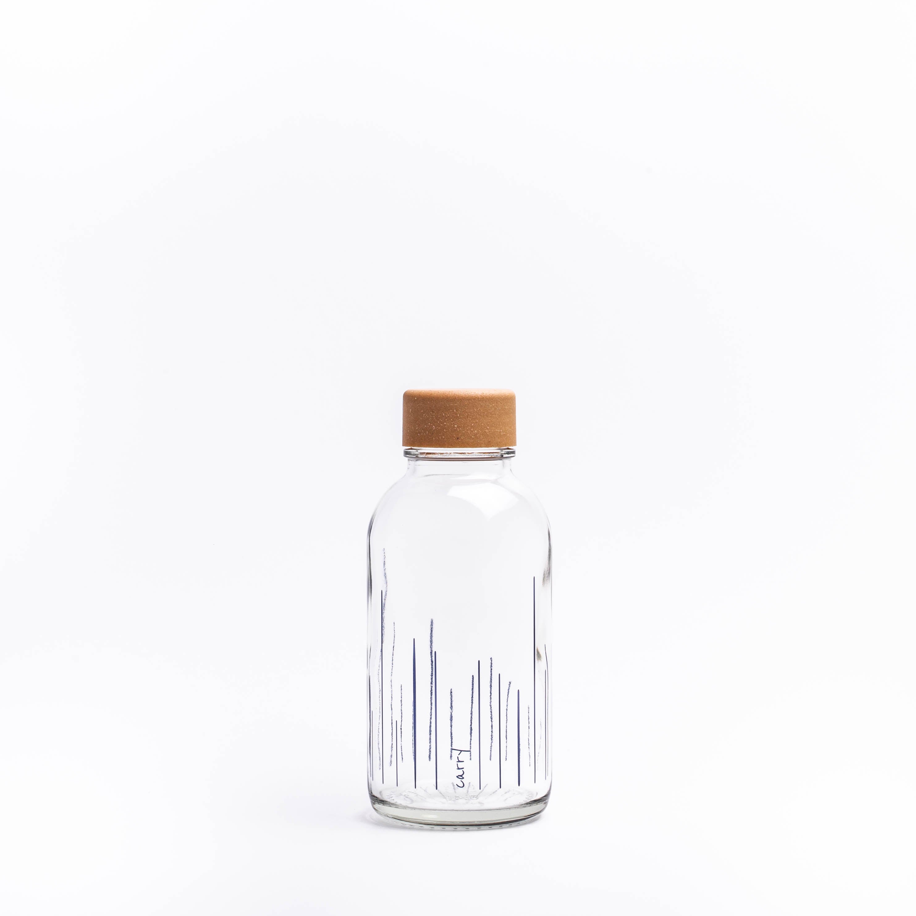 Glastrinkflasche mit horizontalen Linien