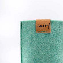 Charger l&#39;image dans la galerie, Naht und Logo an der CARRY Schutzhülle in Limetten-grün aus einem Filz aus recyceltem PET