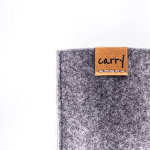 Load image into Gallery viewer, Naht und Logo an der CARRY Schutzhülle in grau aus einem Filz aus recyceltem PET