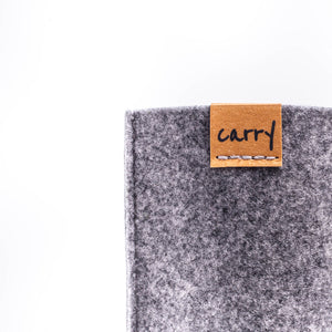 Naht und Logo an der CARRY Schutzhülle in grau aus einem Filz aus recyceltem PET