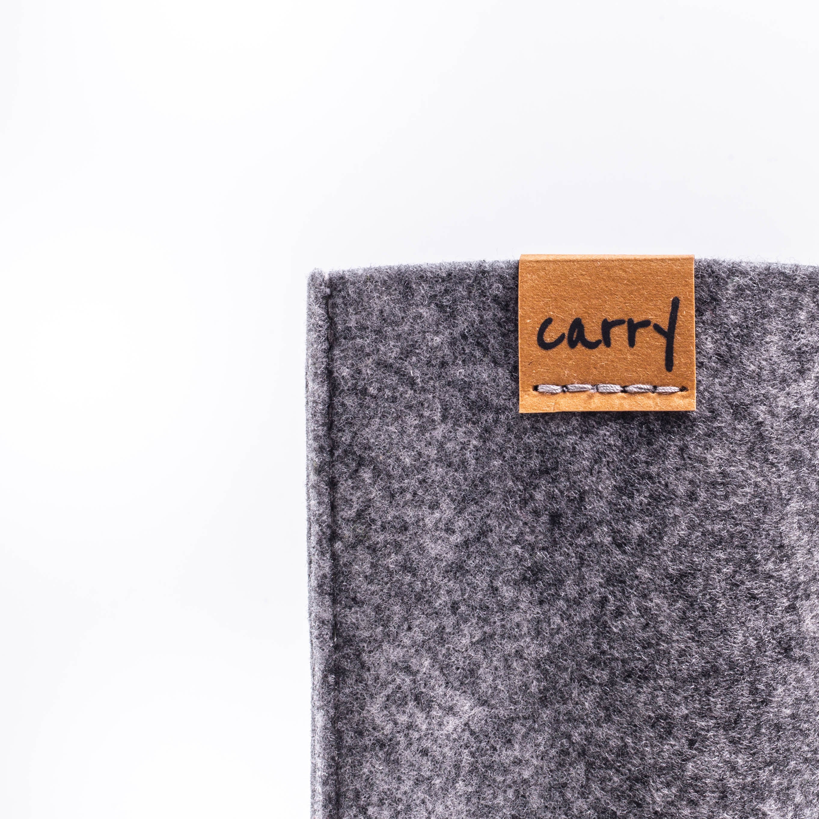 Naht und Logo an der CARRY Schutzhülle in grau aus einem Filz aus recyceltem PET