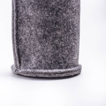 Laden Sie das Bild in den Galerie-Viewer, CARRY Schutzhülle in grau aus einem Filz aus recyceltem PET