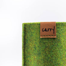 Laden Sie das Bild in den Galerie-Viewer, Naht und Logo an der CARRY Schutzhülle in Limetten-grün aus einem Filz aus recyceltem PET