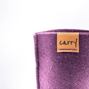 Naht und Logo an der CARRY Schutzhülle in Mauve-lila aus einem Filz aus recyceltem PET