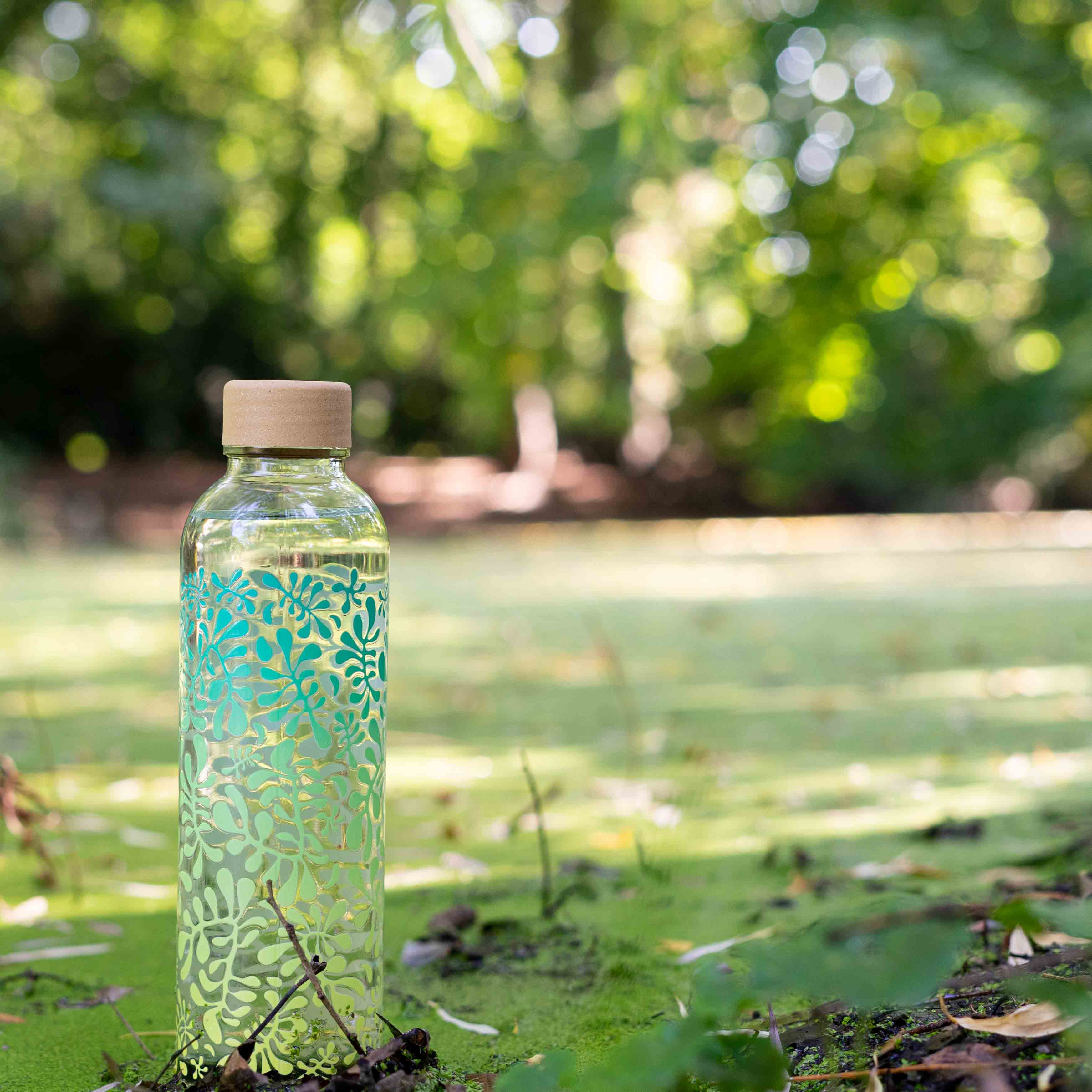 Sea Forest Trinkflasche aus Glas 0,7L in buntem Natur-Design für unterwegs und Zuhause