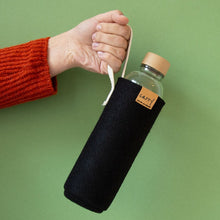 Laden Sie das Bild in den Galerie-Viewer, Schwarze Filzhülle mit Trinkflasche vor grüner Wand