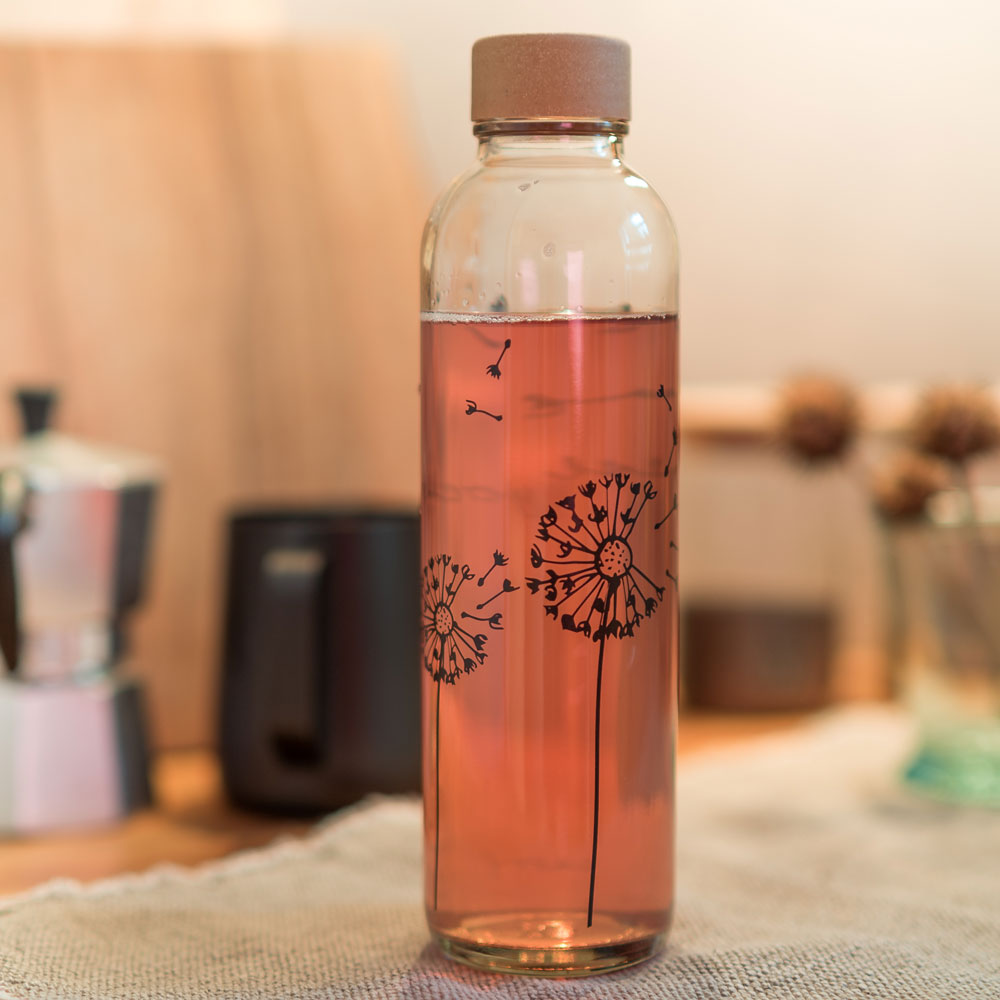 Glastrinkflasche mit Pusteblume und Release Yourself-Spruch mit rotem Saft