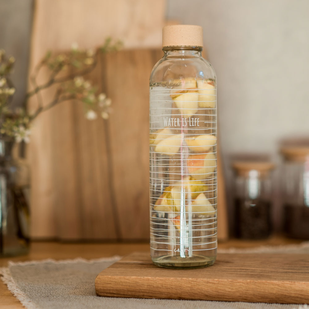 Glastrinkflasche mit grauen Streifen und Spruch Wasser ist Leben gefüllt mit Wasser